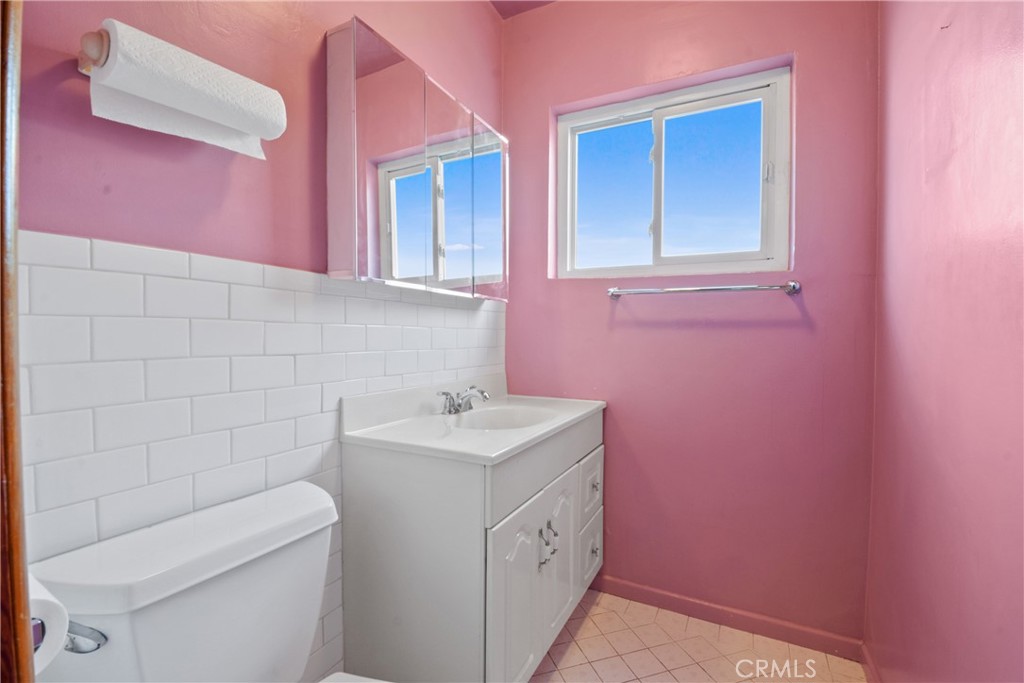 2202 West 153rd Street Compton, CA 90220 - Photo 17 of 36 BATHROOM 2