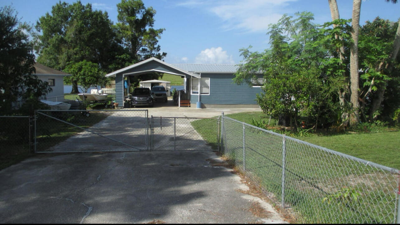 6554 Highway 441 Okeechobee, FL 34974 - Photo 1 of 22 a front view of a house with garden