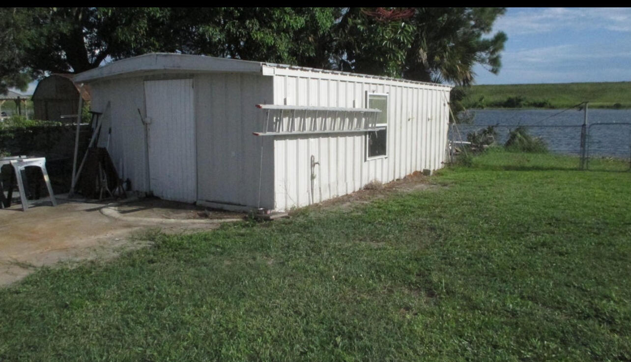 6554 Highway 441 Okeechobee, FL 34974 - Photo 4 of 22 a view of a small house with a yard