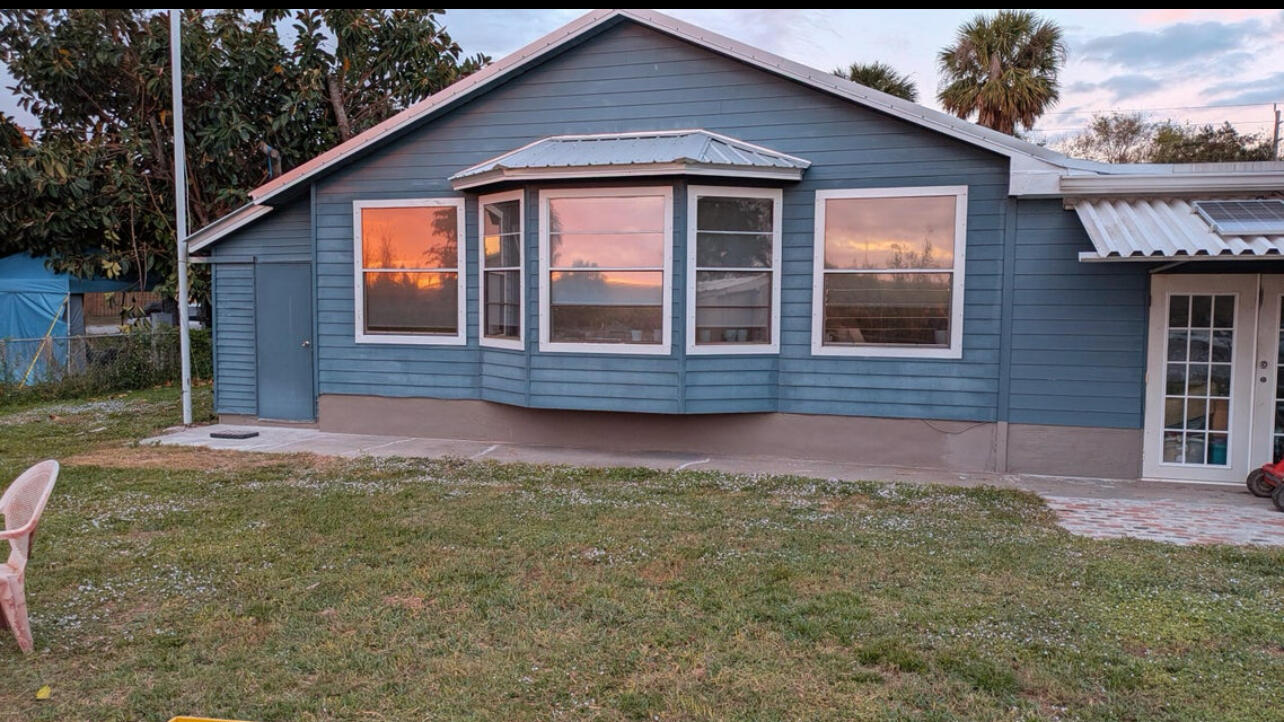 6554 Highway 441 Okeechobee, FL 34974 - Photo 6 of 22 a front view of a house with a yard