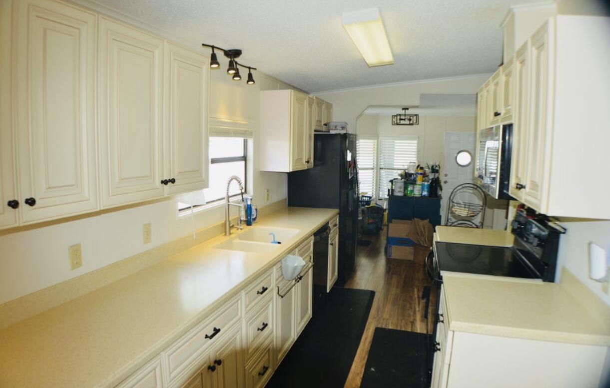 6554 Highway 441 Okeechobee, FL 34974 - Photo 10 of 22 a large bathroom with a sink a large mirror and a bathtub