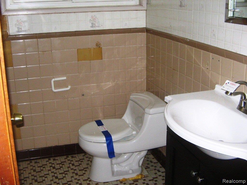 17339 Rougeway Street Livonia, MI 48152 - Photo 13 of 19 Bathroom