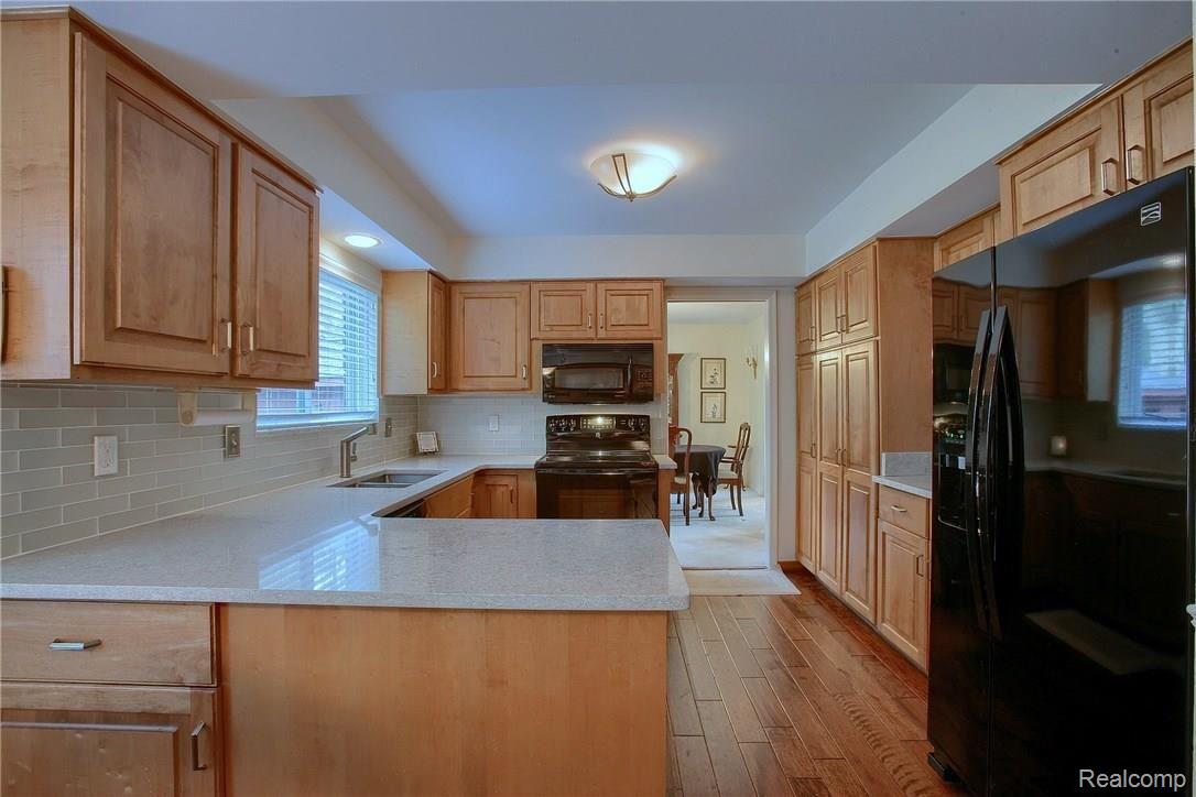 705 Foxhall Road Bloomfield Hills, MI 48304 - Photo 8 of 35 Kitchen.jpg