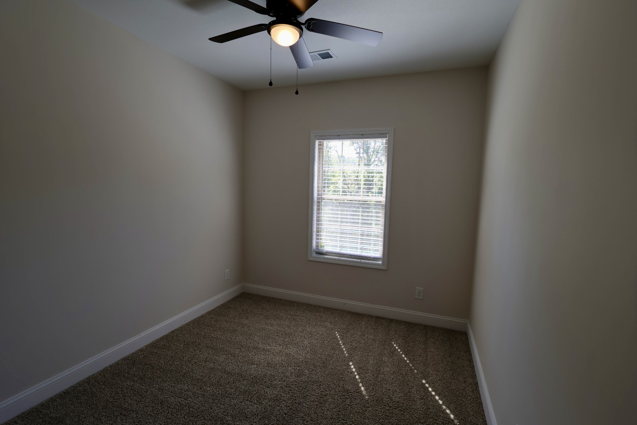 500 Peachers Mill Road, Unit B4 Clarksville, TN 37042 - Photo 15 of 26 an empty room with a window