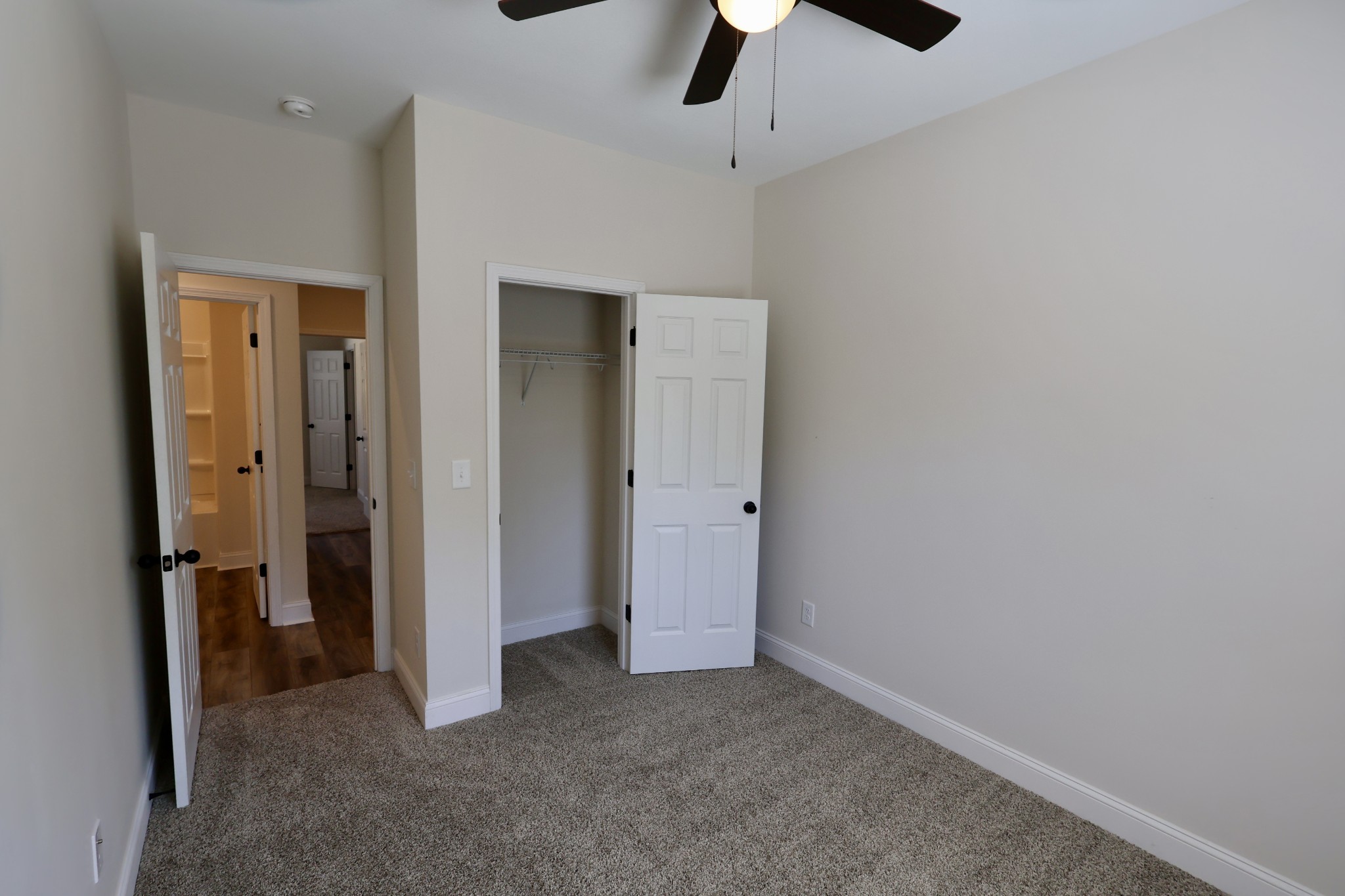 500 Peachers Mill Road, Unit B4 Clarksville, TN 37042 - Photo 16 of 26 an empty room with closet and a ceiling fan