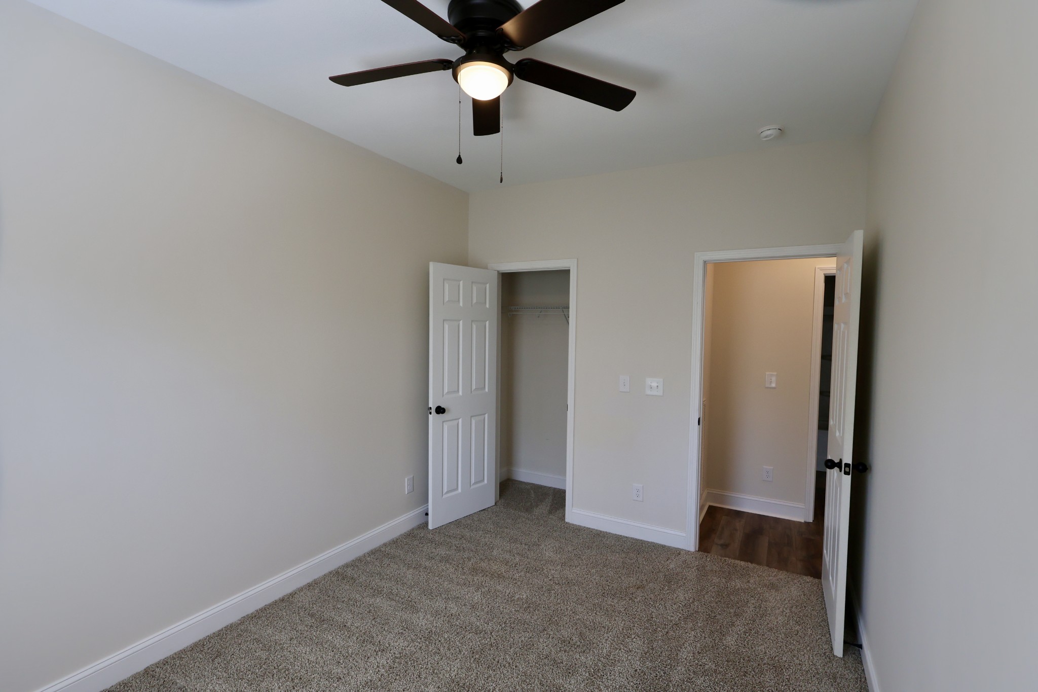 500 Peachers Mill Road, Unit B4 Clarksville, TN 37042 - Photo 19 of 26 an empty room with closet and a chandelier fan