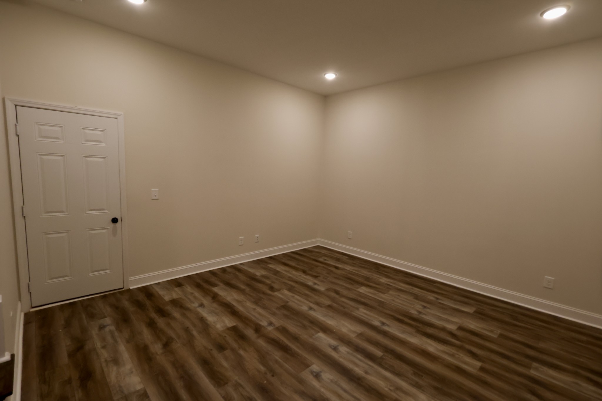 500 Peachers Mill Road, Unit B4 Clarksville, TN 37042 - Photo 21 of 26 a view of room with wooden floor