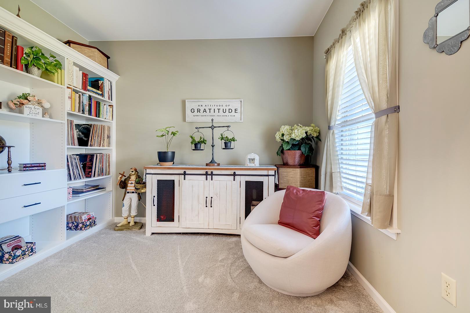 2 Michigan State Drive Newark, DE 19713 - Photo 4 of 65 a living room with furniture and a book shelf