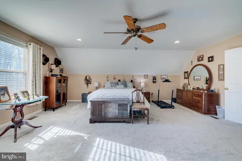 a view of entryway with outdoor area