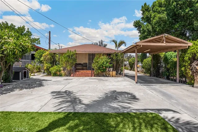 a view of a house with backyard and sitting area
