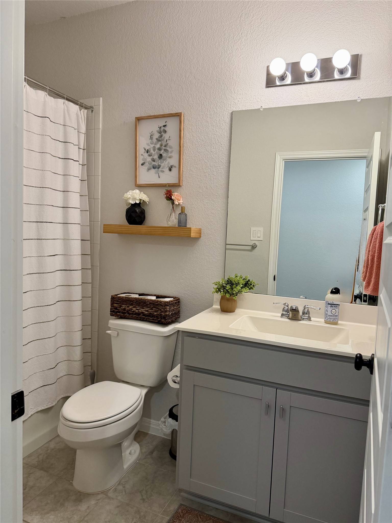 503 Gray Fox Loop Hutto, TX 78634 - Photo 9 of 23 Guest bathroom on level 1