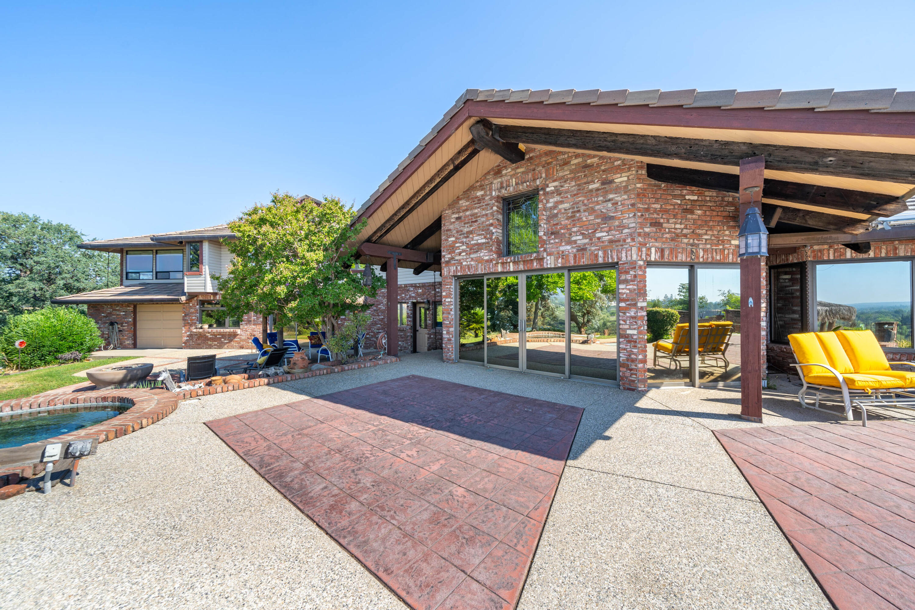910 River Bend Road Redding, CA 96003 - Photo 32 of 92 a view of a lounge chairs in patio