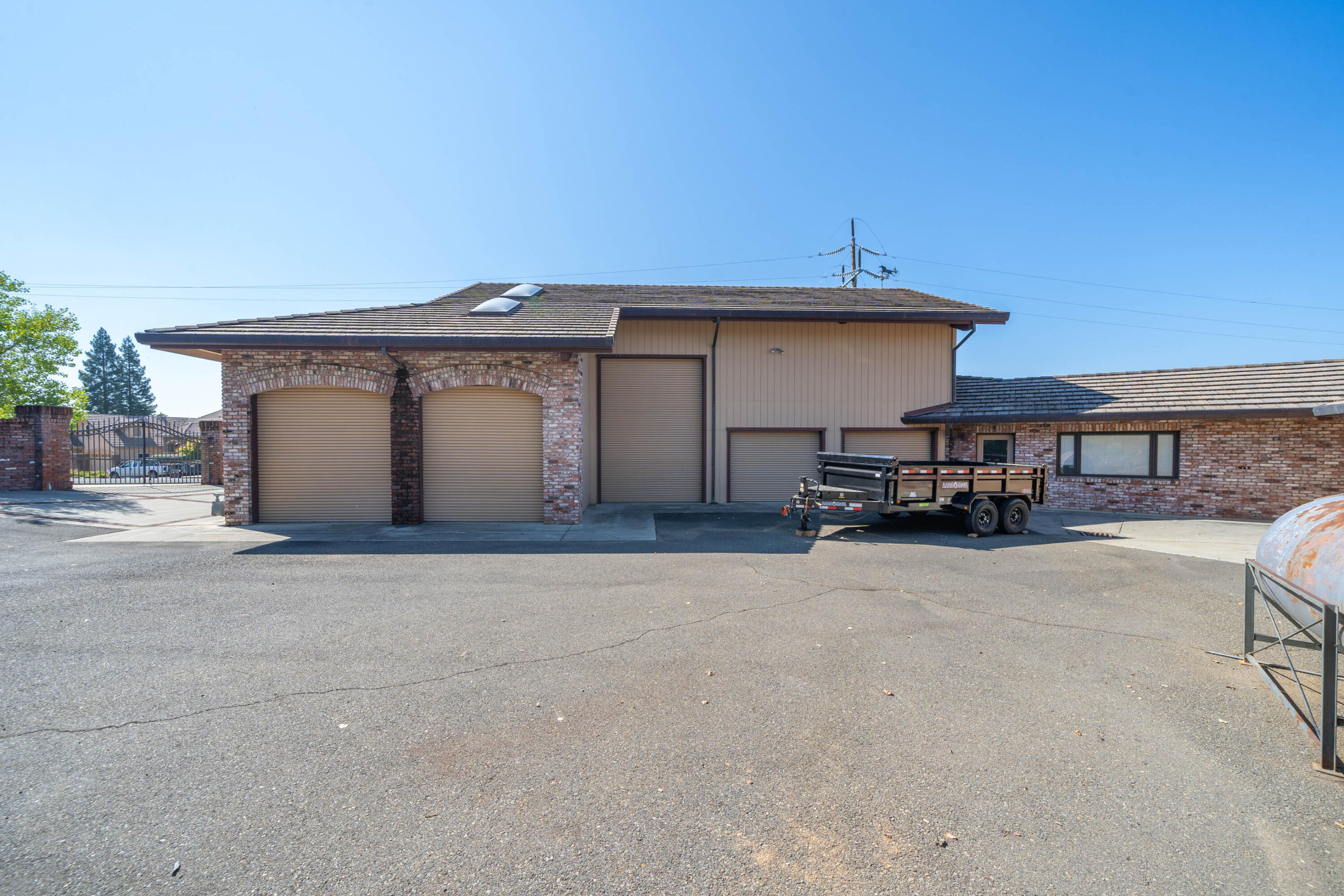910 River Bend Road Redding, CA 96003 - Photo 44 of 92 a view of a chair and tables in the patio