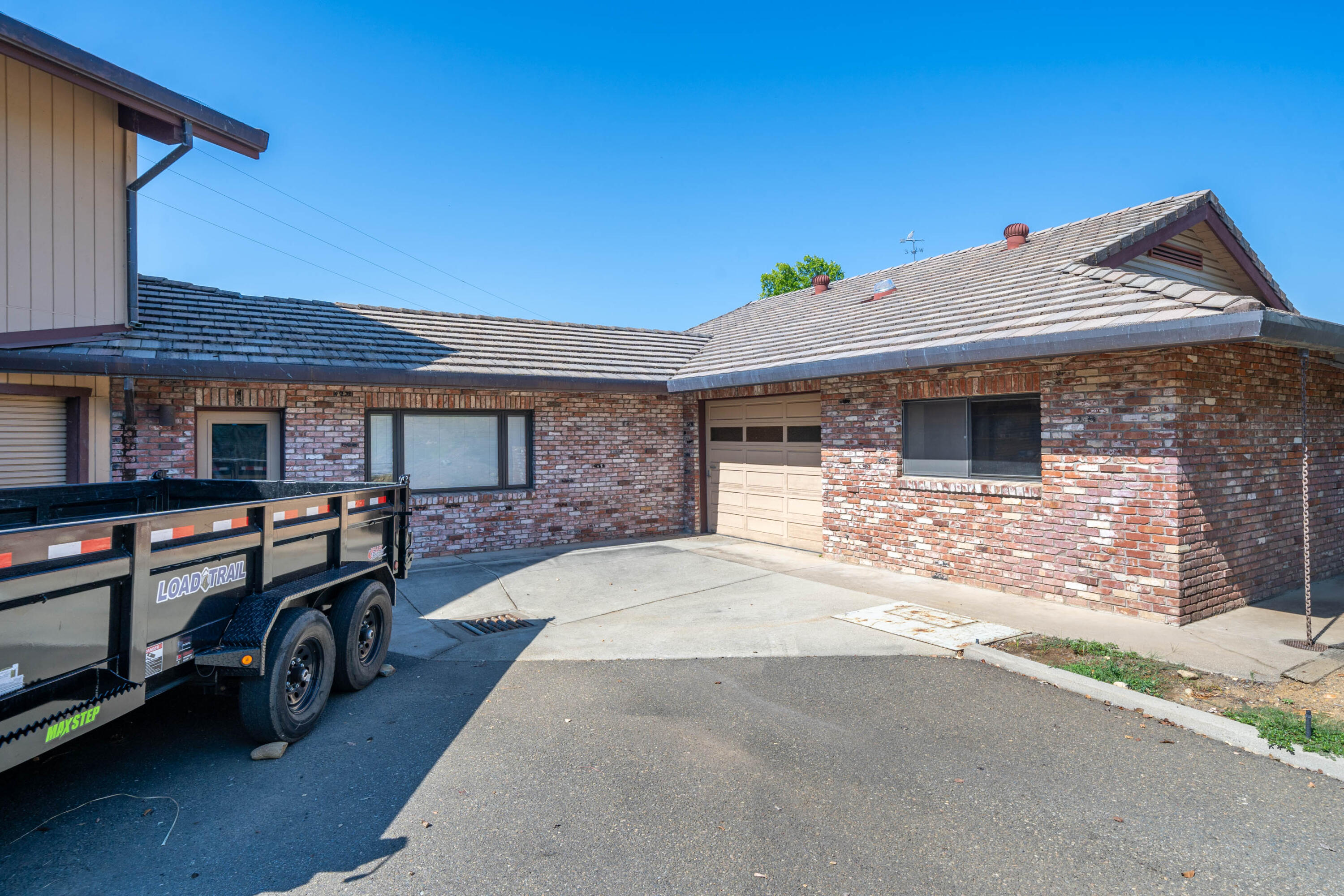 910 River Bend Road Redding, CA 96003 - Photo 45 of 92 a front view of a house with garage
