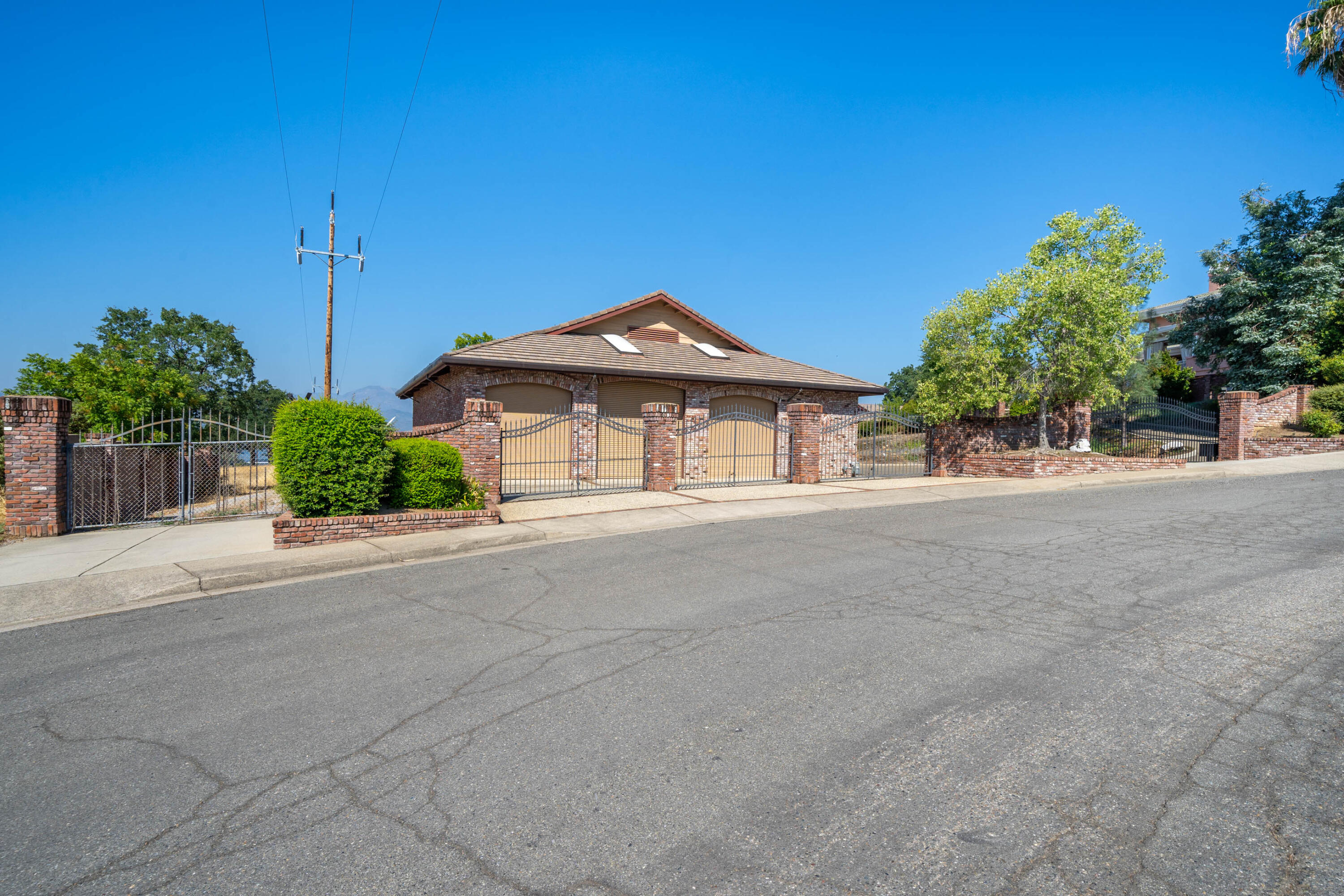 910 River Bend Road Redding, CA 96003 - Photo 47 of 92 a front view of a house with a yard