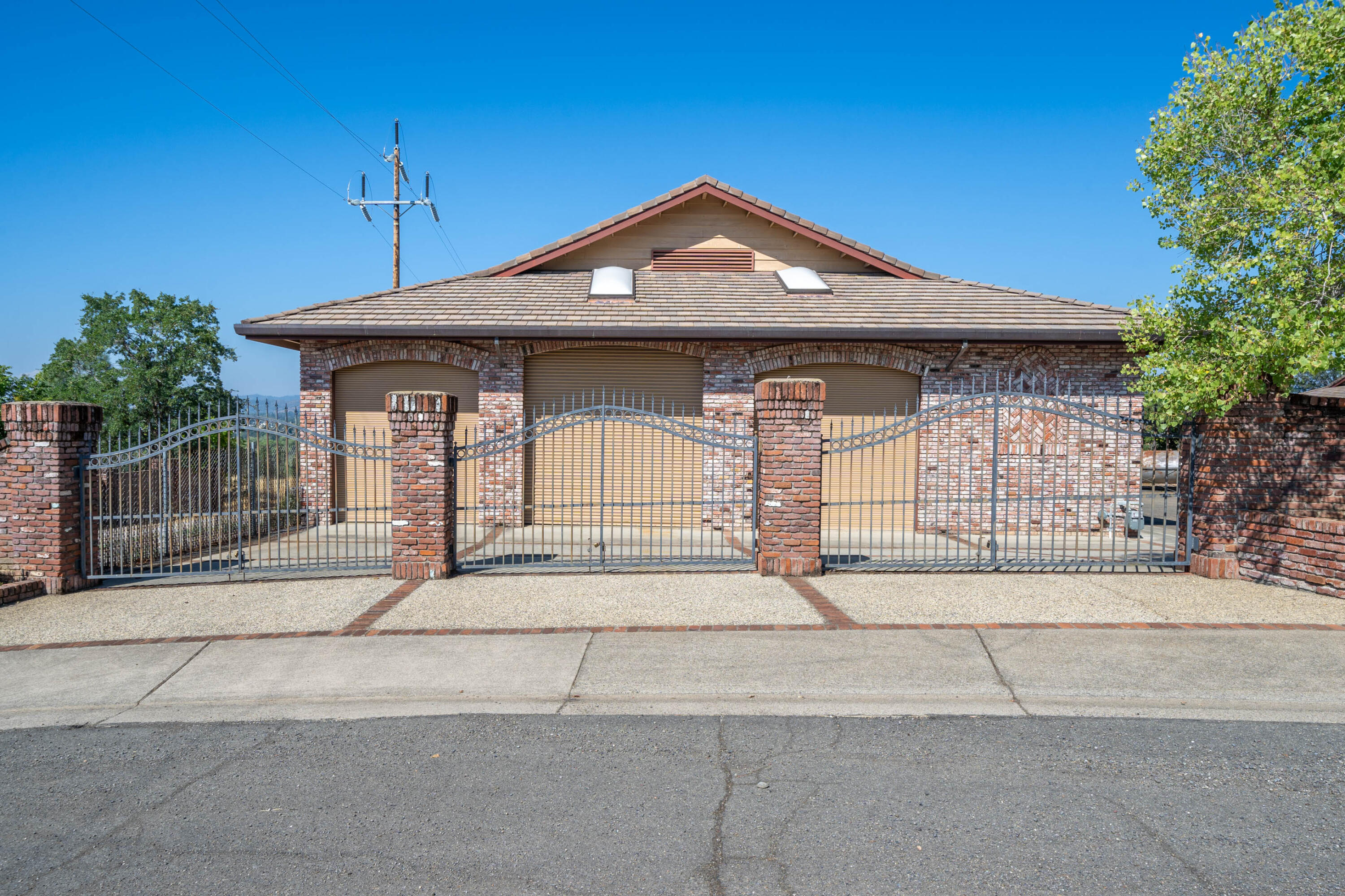 910 River Bend Road Redding, CA 96003 - Photo 48 of 92 a front view of a house with a yard and garage