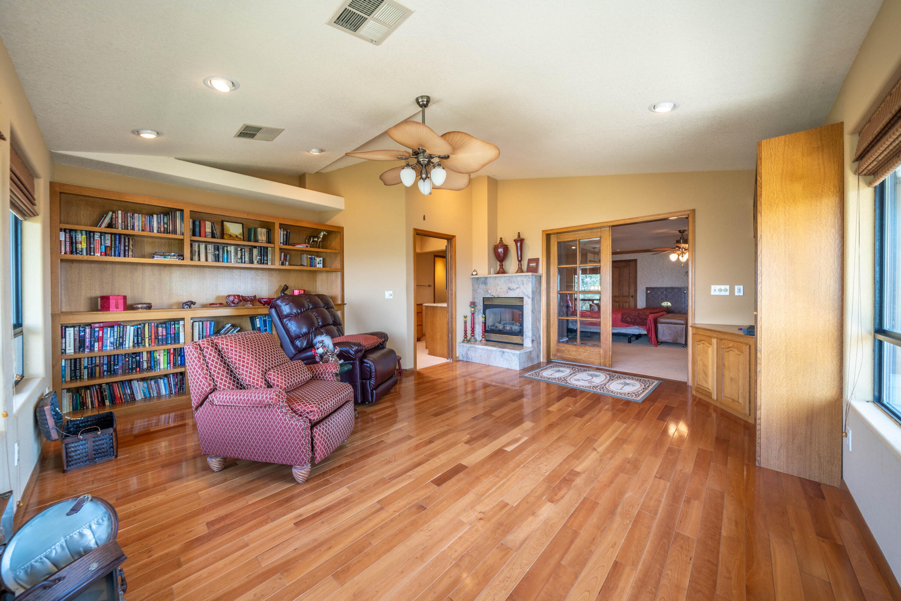 910 River Bend Road Redding, CA 96003 - Photo 74 of 92 a living room with furniture and a book shelf