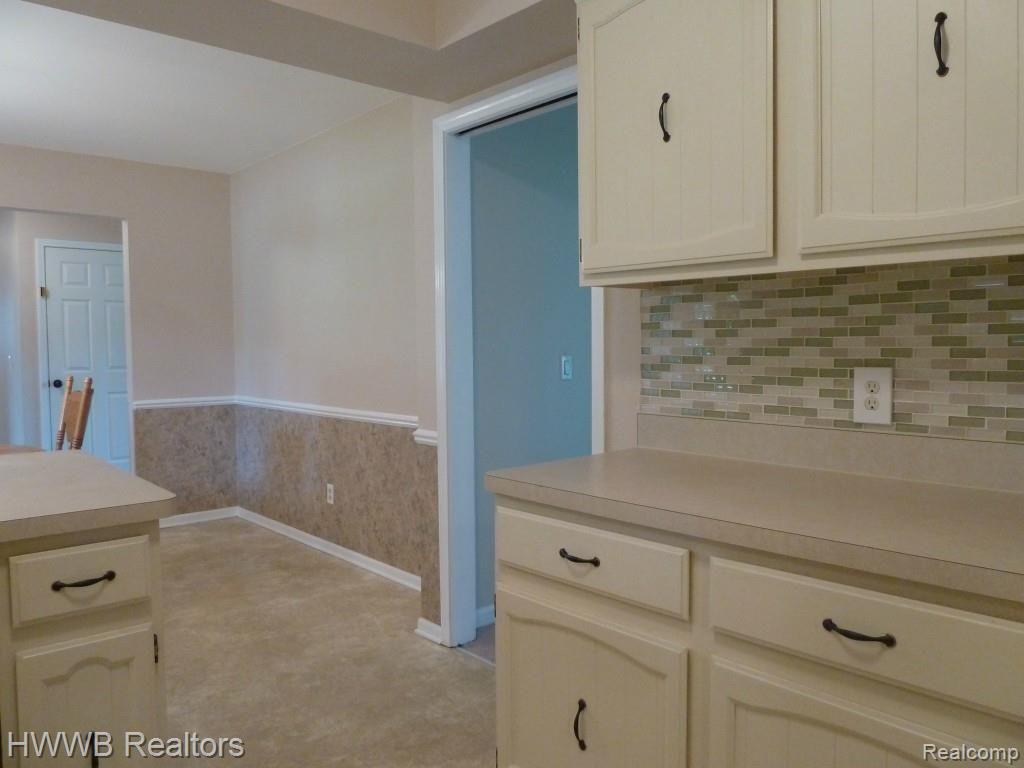 18700 Gill Road Livonia, MI 48152 - Photo 14 of 40 Kitchen - Dining
