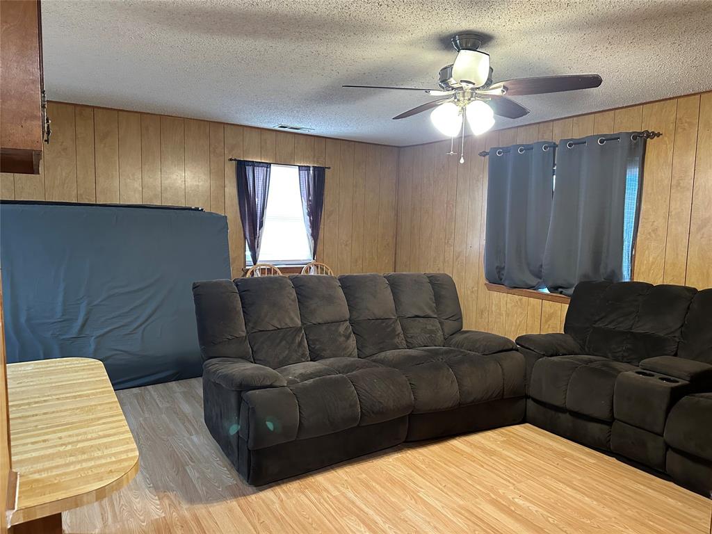 102 7th Street Celeste, TX 75423 - Photo 5 of 10 a living room with furniture and a lamp