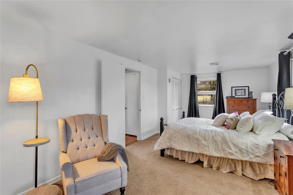 346 Churchill Road Pittsburgh, PA 15235 - Photo 21 of 40 a bedroom with a bed and lamp