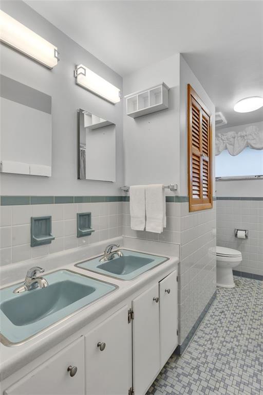 346 Churchill Road Pittsburgh, PA 15235 - Photo 28 of 40 a spacious bathroom with a sink and a bathtub