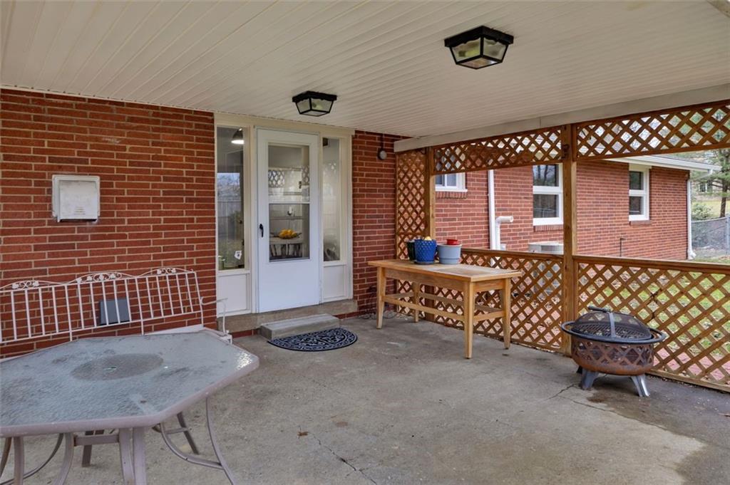 346 Churchill Road Pittsburgh, PA 15235 - Photo 36 of 40 a living room with furniture
