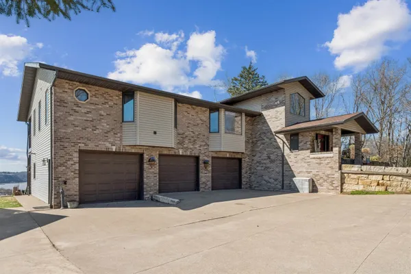 $1,100,000 | 961 Whispering Lane, Hazel Green, WI 53811
