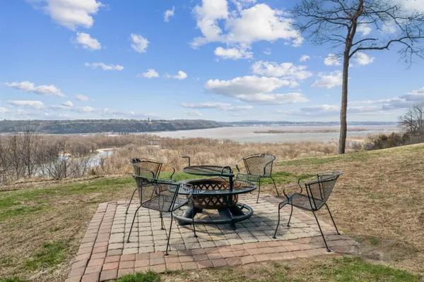 $1,100,000 | 961 Whispering Lane, Hazel Green, WI 53811