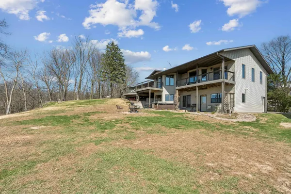 $1,100,000 | 961 Whispering Lane, Hazel Green, WI 53811