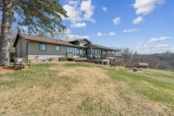 $1,100,000 | 961 Whispering Lane, Hazel Green, WI 53811