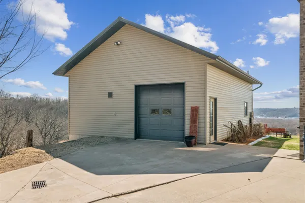 $1,100,000 | 961 Whispering Lane, Hazel Green, WI 53811