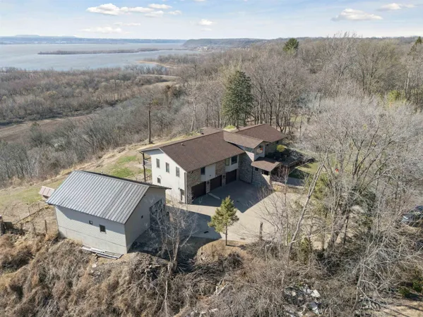 $1,100,000 | 961 Whispering Lane, Hazel Green, WI 53811