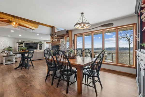 $1,100,000 | 961 Whispering Lane, Hazel Green, WI 53811