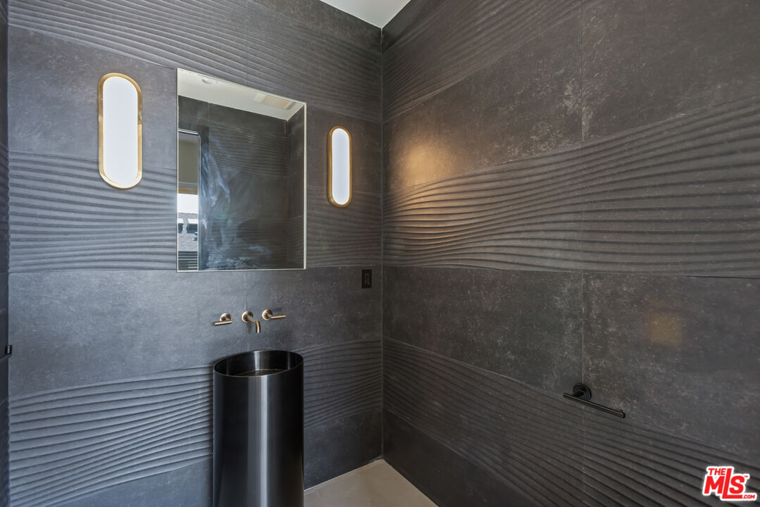 908 Rosecrans Avenue Manhattan Beach, CA 90266 - Photo 9 of 58