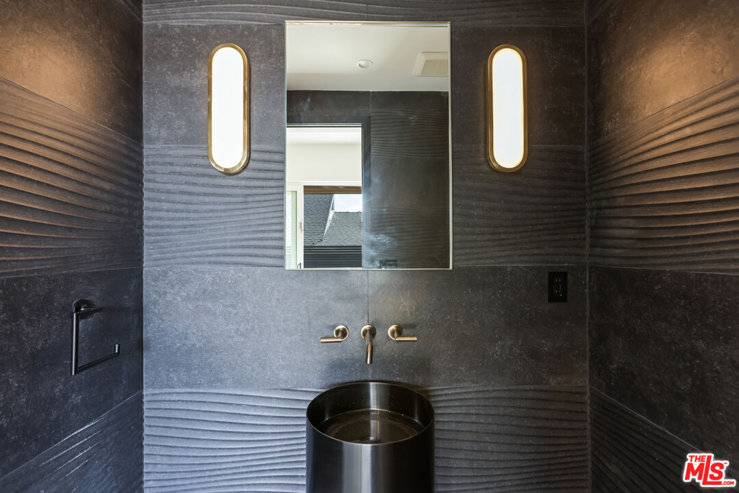 908 Rosecrans Avenue Manhattan Beach, CA 90266 - Photo 10 of 58