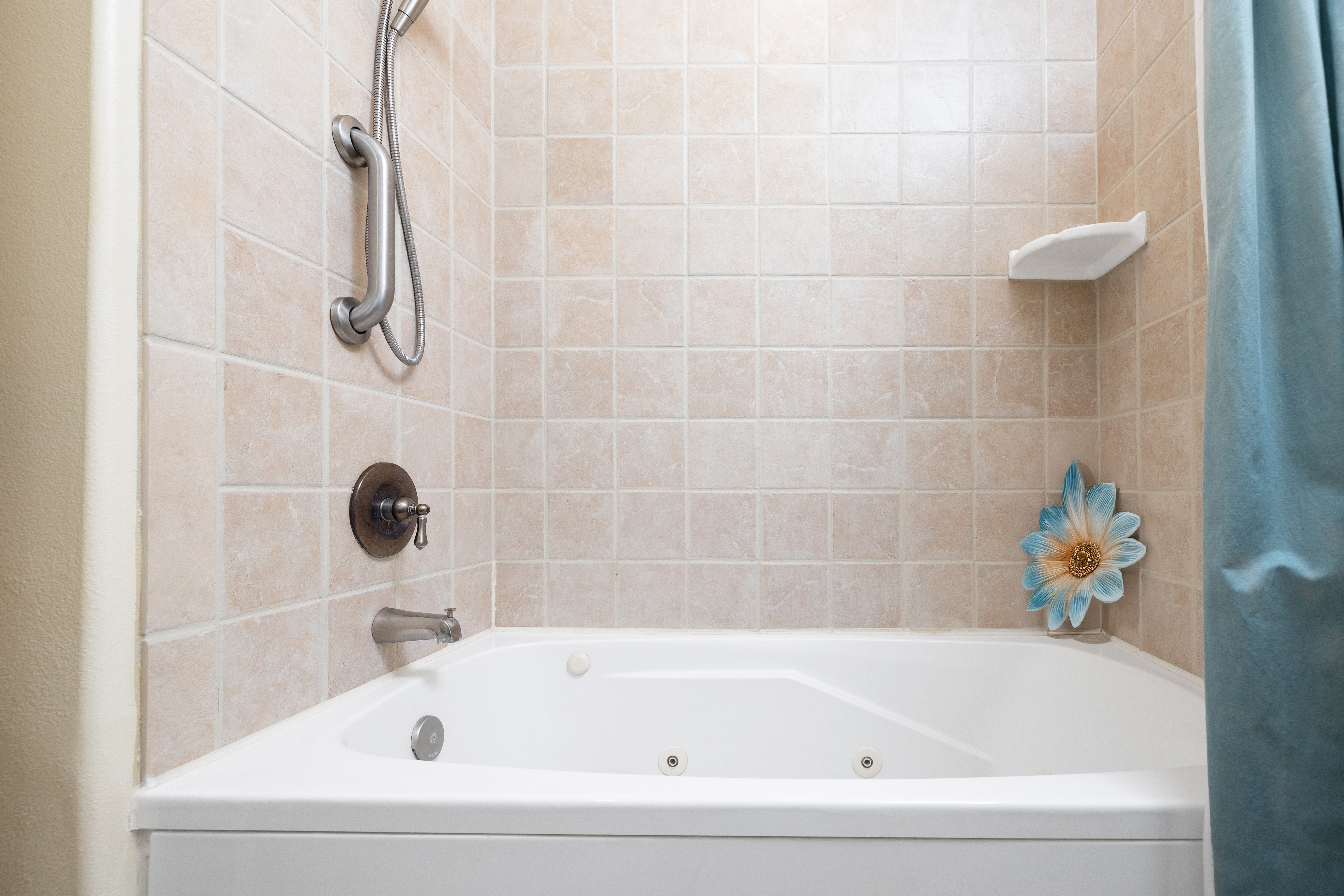 77-267 Hoomohala Road Kailua-Kona, HI 96740 - Photo 14 of 30 a bathroom with a tub