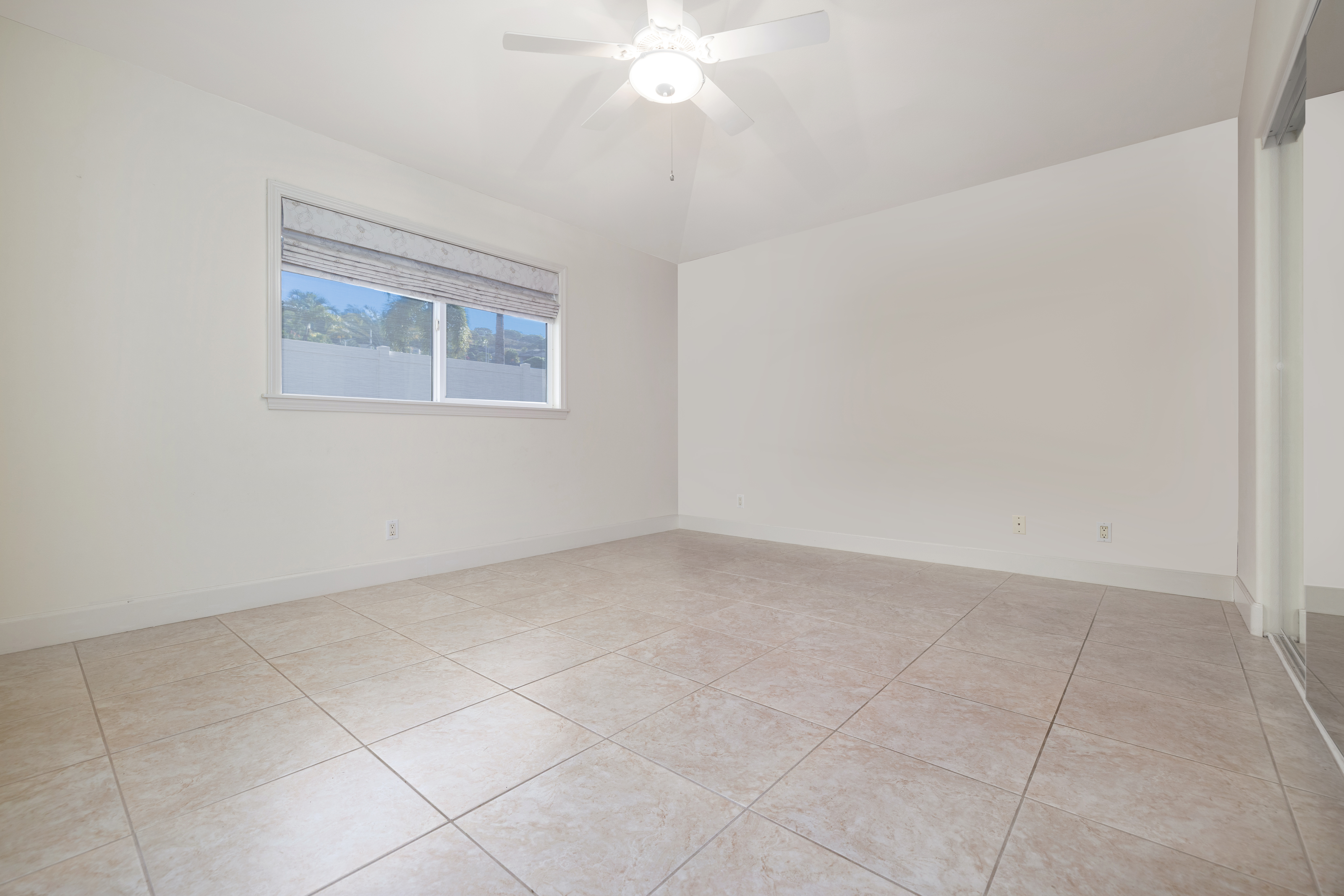 77-267 Hoomohala Road Kailua-Kona, HI 96740 - Photo 16 of 30 an empty room with a ceiling fan and window