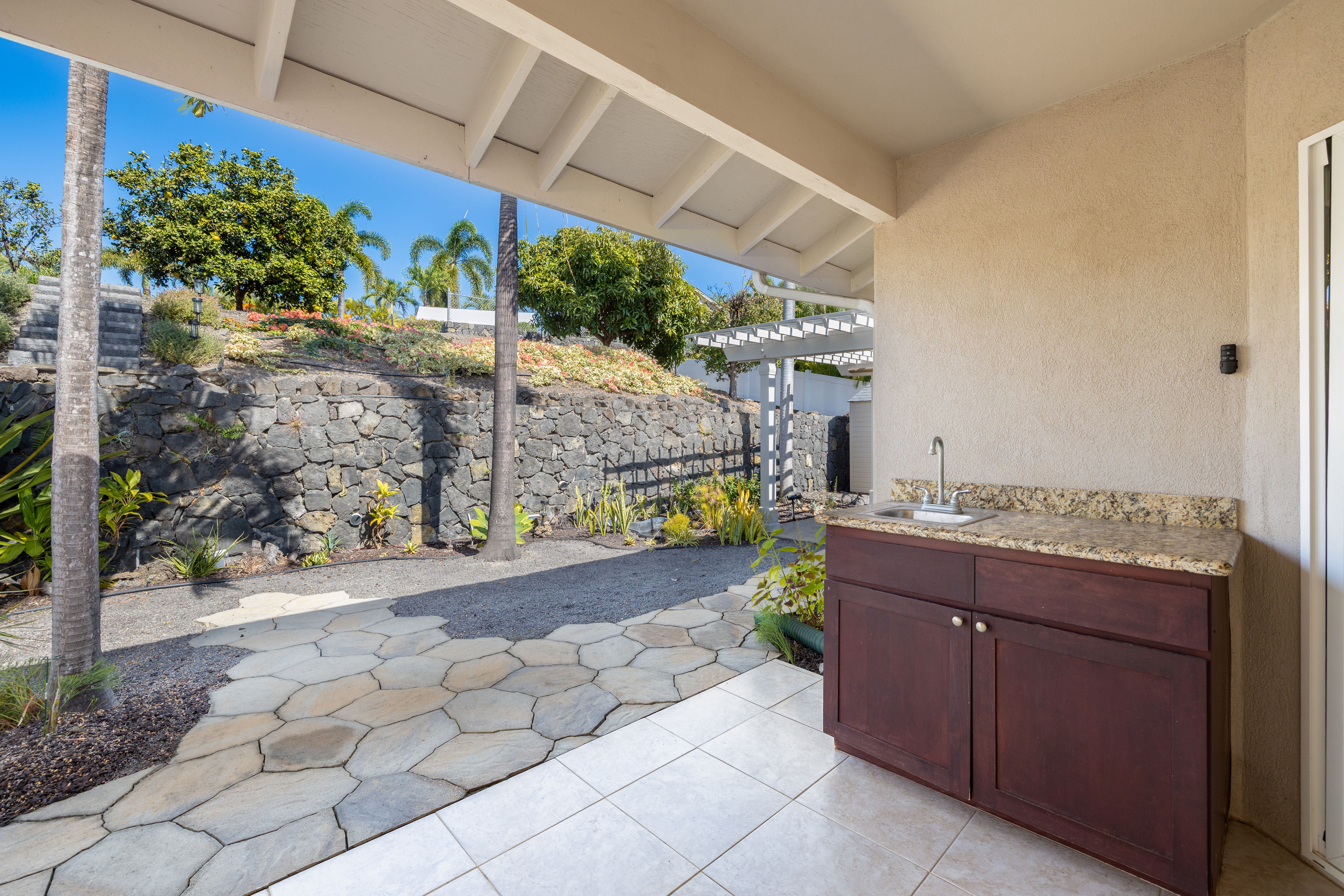 77-267 Hoomohala Road Kailua-Kona, HI 96740 - Photo 23 of 30 a view of a backyard