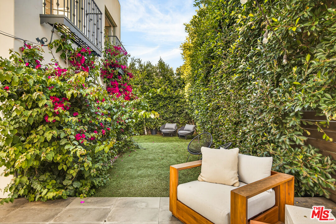 3128 Stanford Avenue Venice, CA 90292 - Photo 13 of 43 a yard with table and a chairs