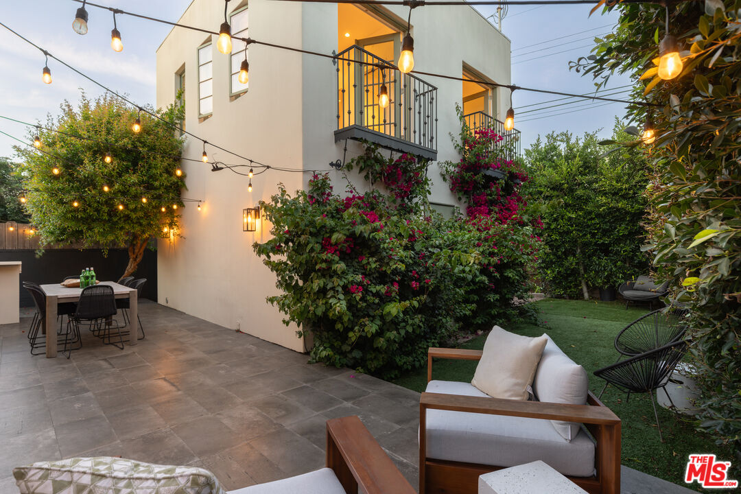 3128 Stanford Avenue Venice, CA 90292 - Photo 14 of 43 a backyard of a house with table and chairs