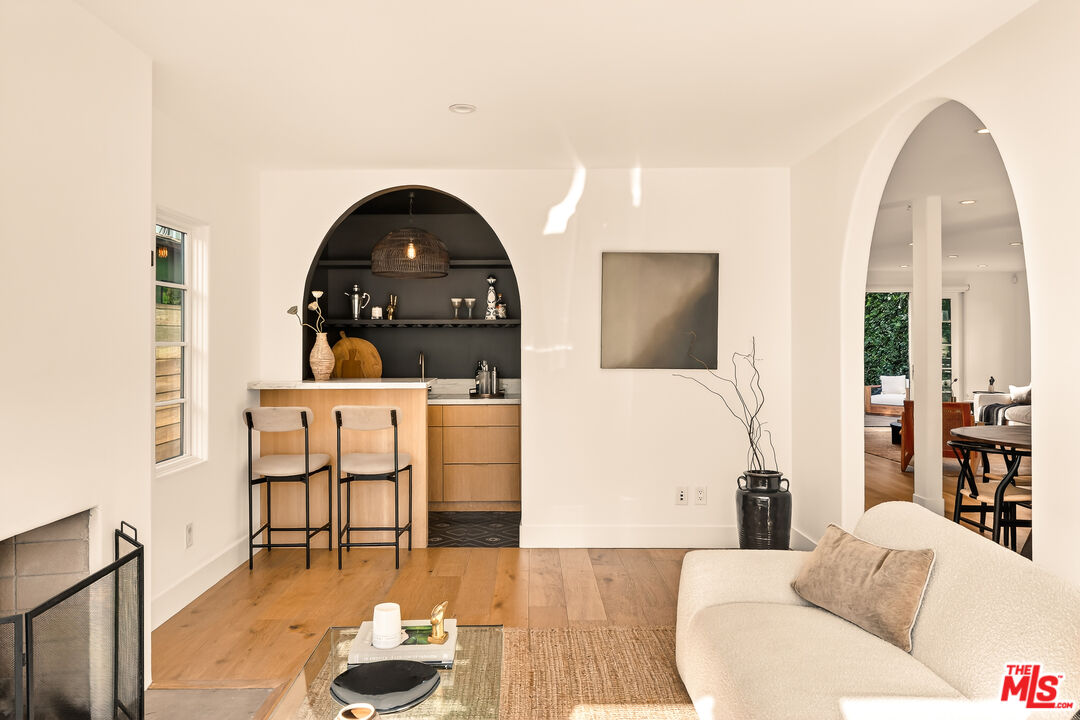 3128 Stanford Avenue Venice, CA 90292 - Photo 19 of 43 a living room with furniture and a flat screen tv