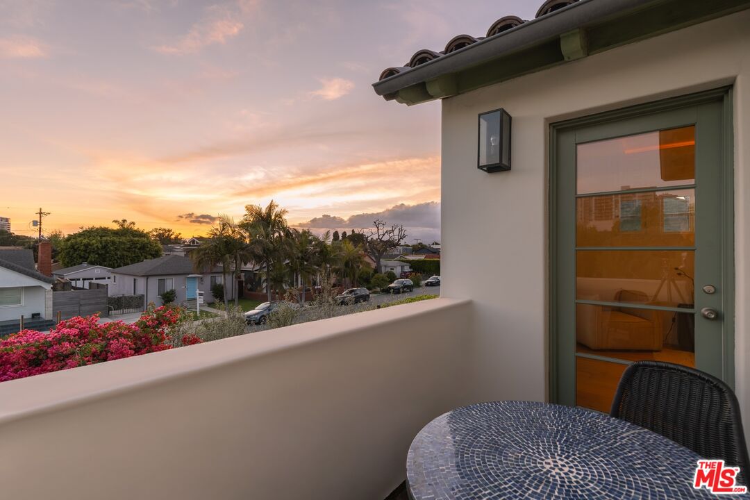 3128 Stanford Avenue Venice, CA 90292 - Photo 29 of 43 a front view of a house with a yard