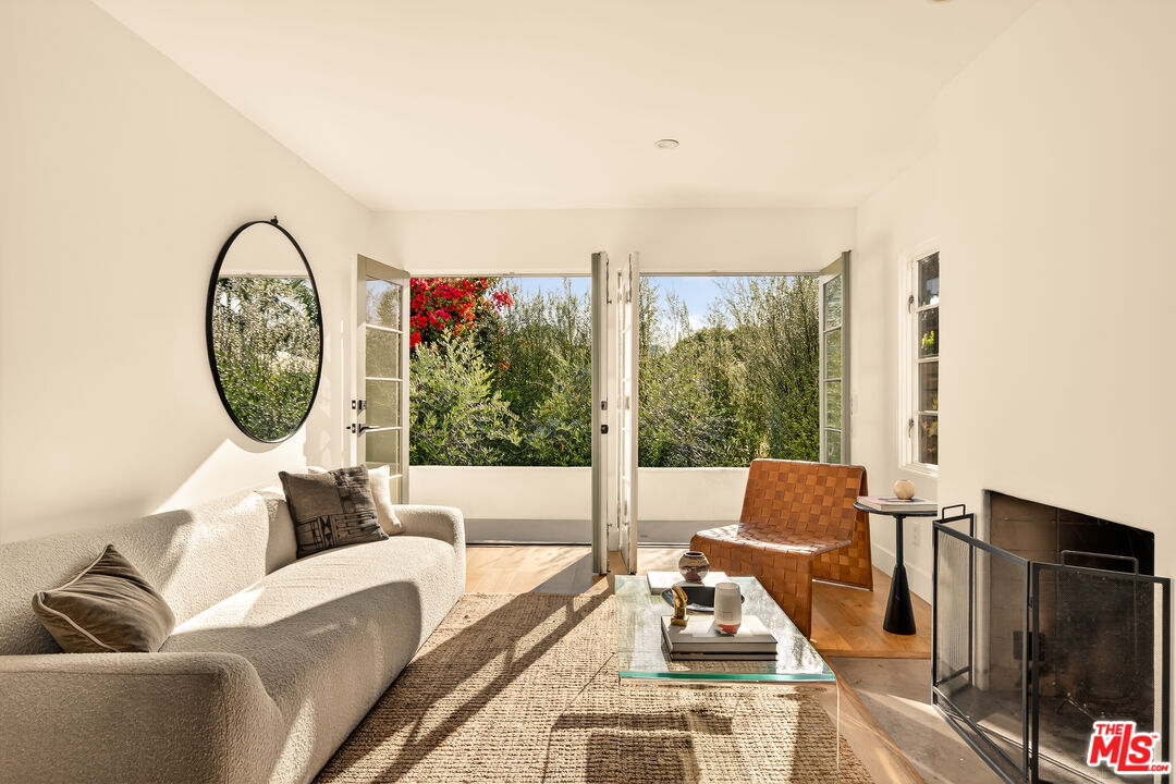 3128 Stanford Avenue Venice, CA 90292 - Photo 3 of 43 a living room with furniture and a large window