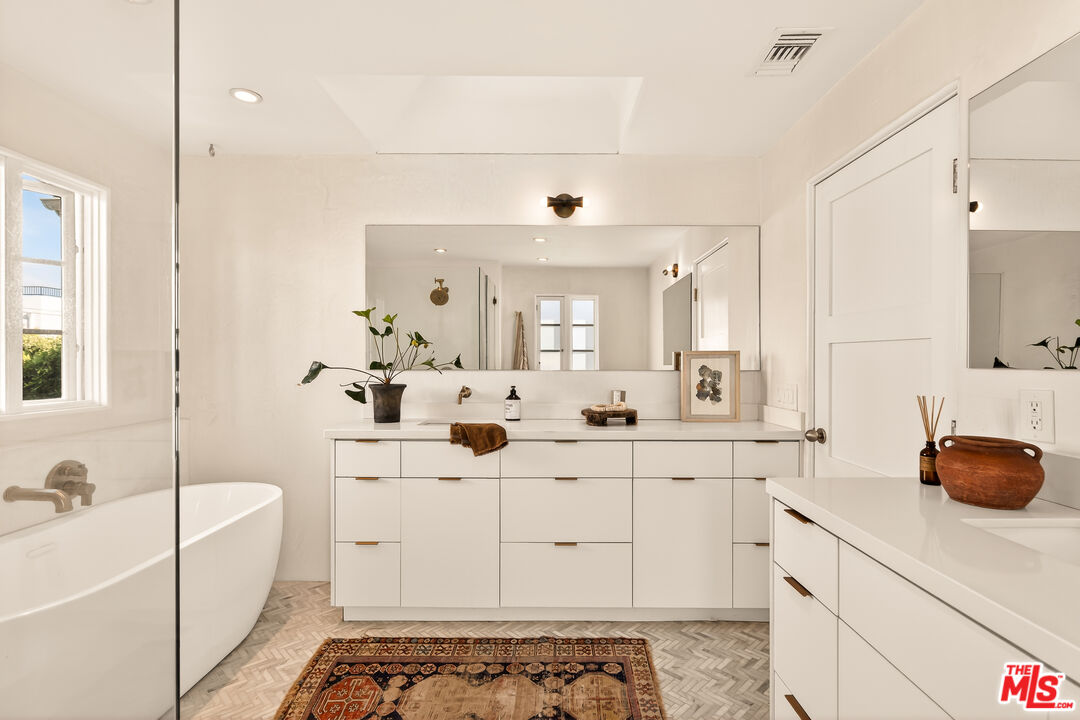 3128 Stanford Avenue Venice, CA 90292 - Photo 31 of 43 a bathroom with a sink a tub and a mirror