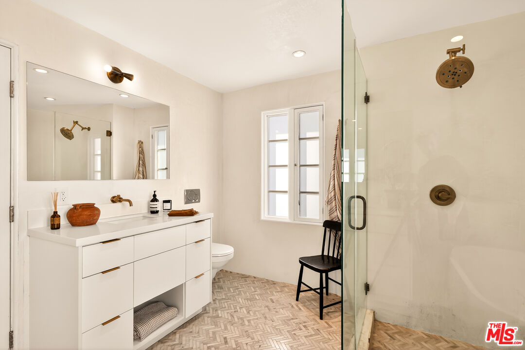 3128 Stanford Avenue Venice, CA 90292 - Photo 33 of 43 a bathroom with a sink double vanity and a mirror