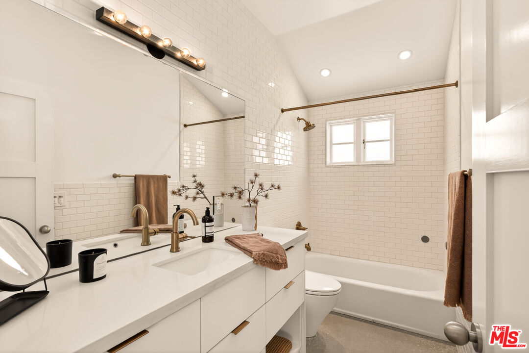 3128 Stanford Avenue Venice, CA 90292 - Photo 37 of 43 a bathroom with a double vanity sink a toilet and shower