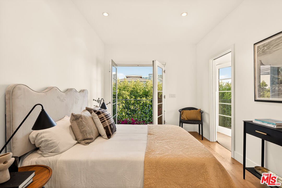 3128 Stanford Avenue Venice, CA 90292 - Photo 40 of 43 a bedroom with a large bed and a window