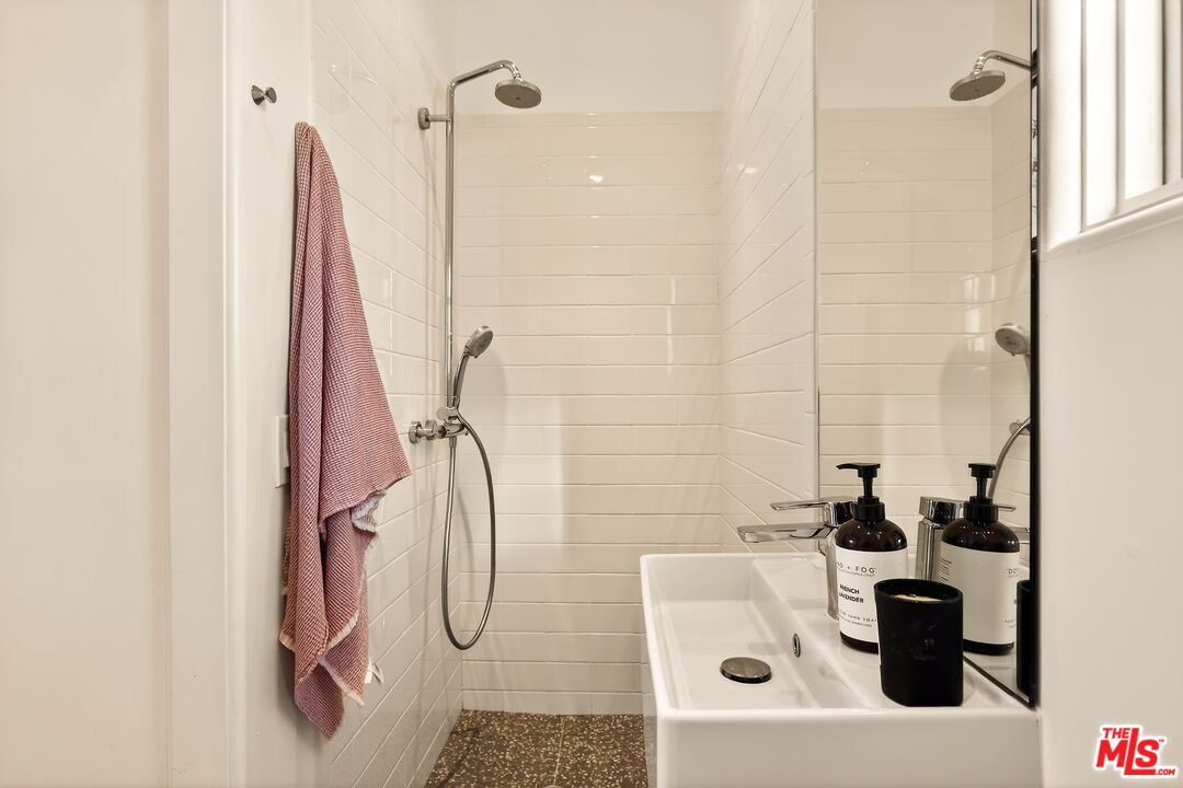 3128 Stanford Avenue Venice, CA 90292 - Photo 41 of 43 a bathroom with a sink and a shower