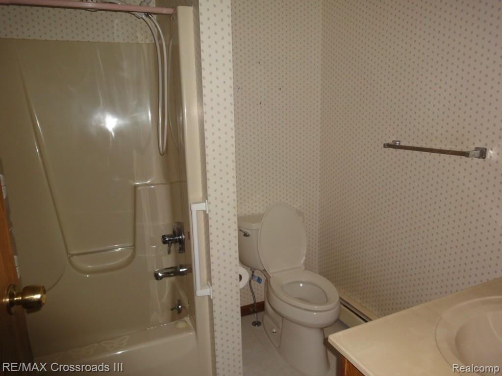 47530 Harris Road Belleville, MI 48111 - Photo 2 of 13 Bath.jpg
