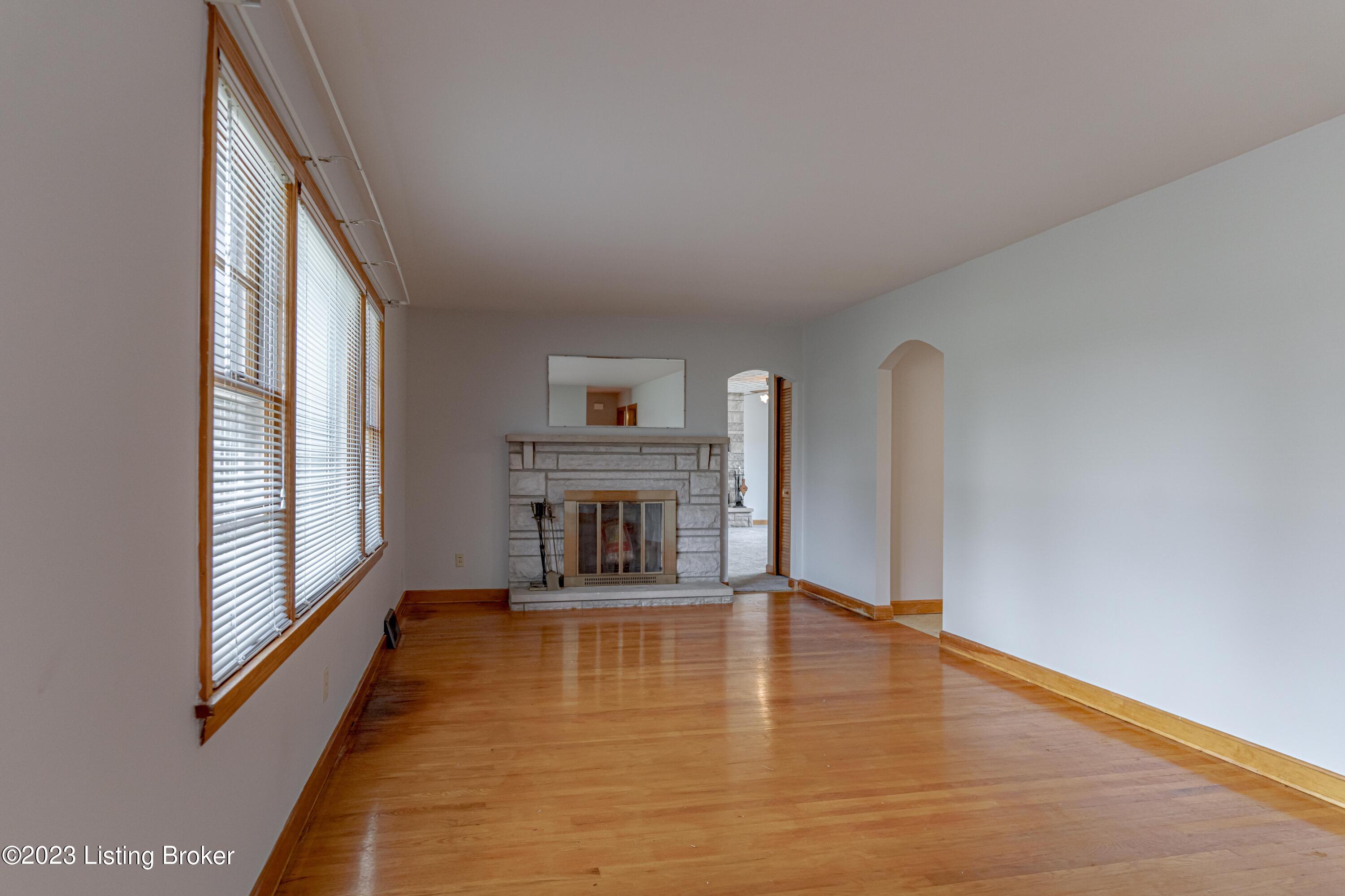 5801 Maryman Road Louisville, KY 40258 - Photo 4 of 71 DSC03866